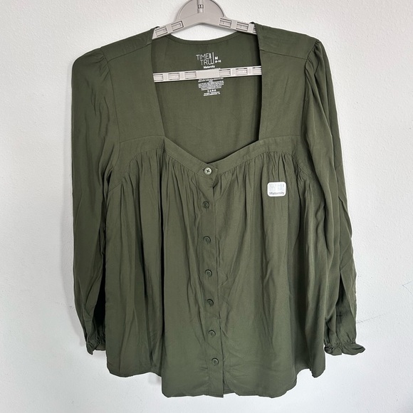 Time and Tru Tops - ❤️5 For $20❤️ Time & Tru Women’s Maternity Army Green Top
NWT
Size M